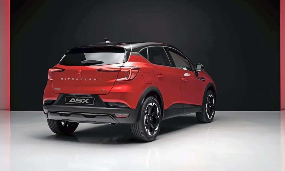 Фото Mitsubishi ASX (2024) — вид сзади, фото 2. Линия крыши, стойки и задняя дверь в красном исполнении Mitsubishi ASX (2024) — вид сзади, фото 2