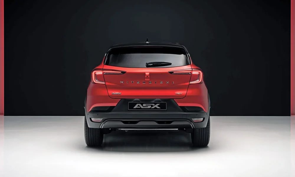 Фото Mitsubishi ASX (2024) — вид сзади, фото 3. Красный кузов сзади — фонари и бампер определяют ночной образ модели. Светодиодная полоса или раздельные секции — задняя оптика стала главным украшением кормы Mitsubishi ASX (2024) — вид сзади, фото 3
