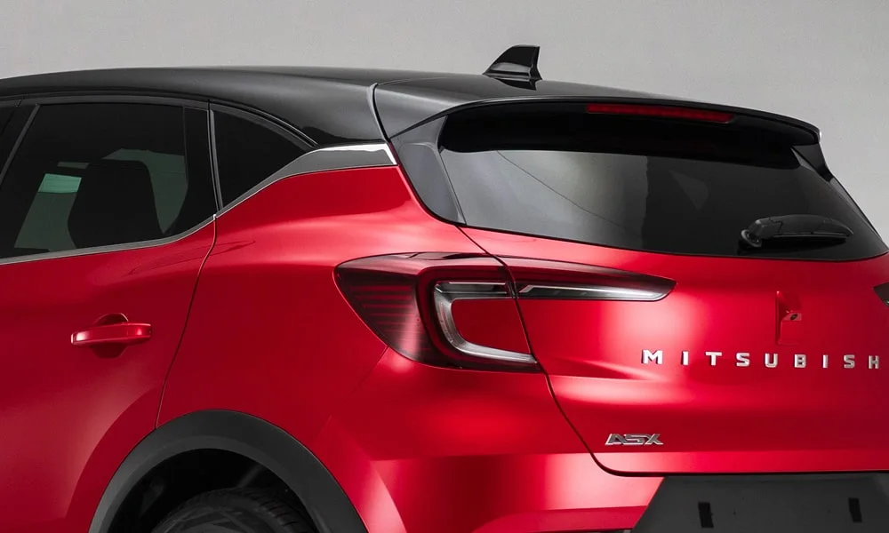 Фото Mitsubishi ASX (2024) — вид сзади, фото 4. Красный кузов сзади — фонари и бампер определяют ночной образ модели. Светодиодная полоса или раздельные секции — задняя оптика стала главным украшением кормы Mitsubishi ASX (2024) — вид сзади, фото 4