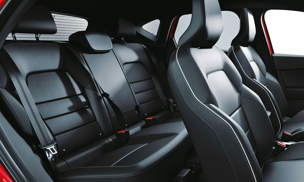 Фото Mitsubishi ASX (2024) — задние сиденья. Посадка второго ряда: подголовники и подлокотник Mitsubishi ASX (2024) — задние сиденья