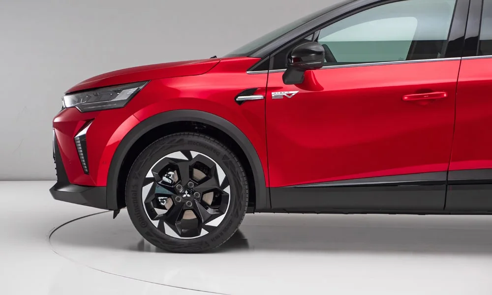 Фото Mitsubishi ASX (2024) — вид сбоку, фото 3. Красный кузов в профиль — пропорции, высота посадки и дизайн дисков. Длинная база — простор второго ряда; короткие свесы упрощают парковку Mitsubishi ASX (2024) — вид сбоку, фото 3