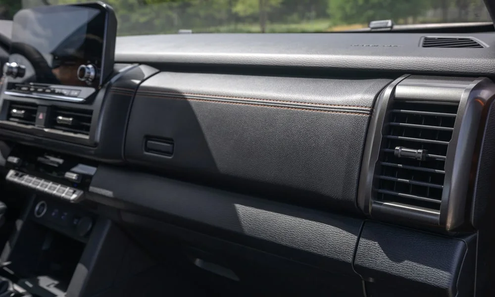 Фото Mitsubishi L200 (2024) — интерьер, фото 3. Общий план салона: архитектура панели, консоль и кресла Mitsubishi L200 (2024) — интерьер, фото 3