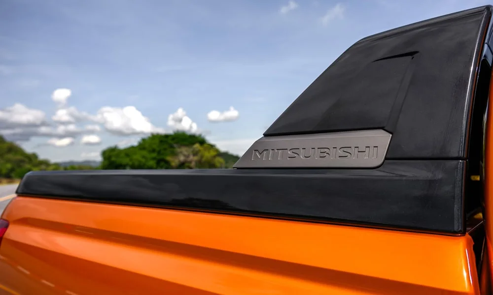 Фото Mitsubishi L200 (2024) — интерьер, фото 4. Общий план салона: архитектура панели, консоль и кресла. Светлая гамма зрительно расширяет салон, тёмная — практичнее в уходе Mitsubishi L200 (2024) — интерьер, фото 4