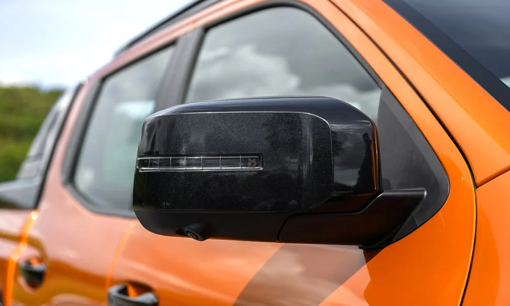 Фото Mitsubishi L200 (2024) — наружное зеркало. Корпус с повторителем поворота; у ряда версий здесь же камера кругового обзора. Обогрев и электроскладывание зеркал управляются с водительской двери Mitsubishi L200 (2024) — наружное зеркало