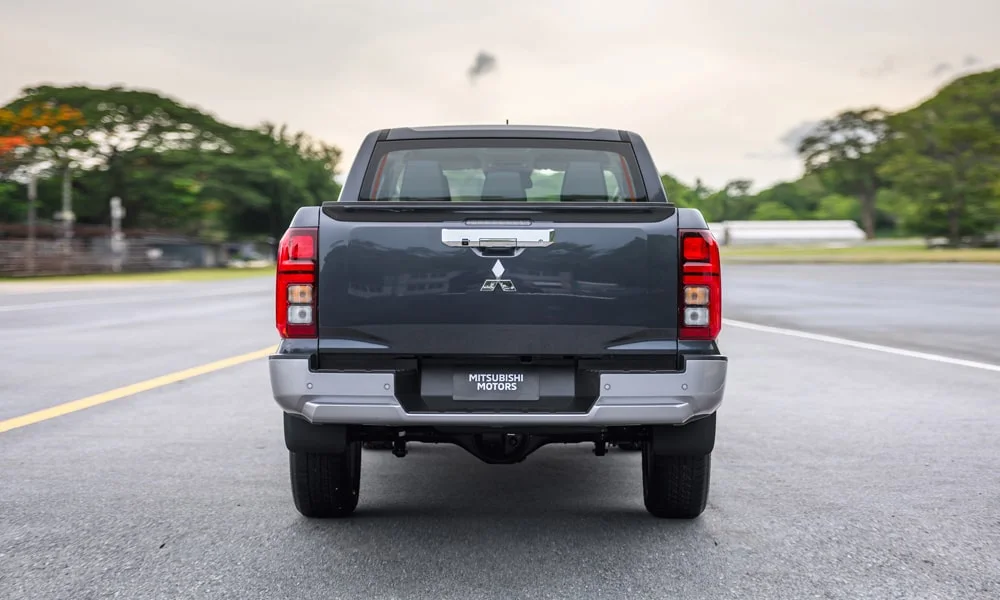Mitsubishi L200 (2024) — вид сзади, фото 2