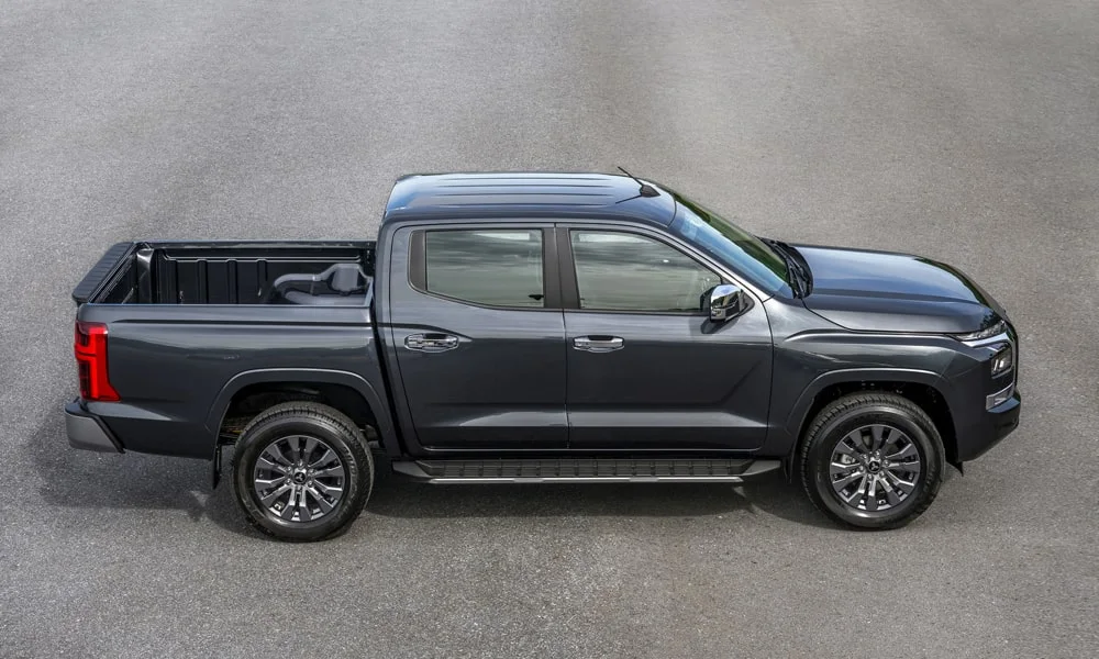 Фото Mitsubishi L200 (2024) — крыша. Крыша сверху: остекление, рейлинги и антенна-плавник. Панорамное стекло зрительно увеличивает салон; шторка спасает в жару Mitsubishi L200 (2024) — крыша
