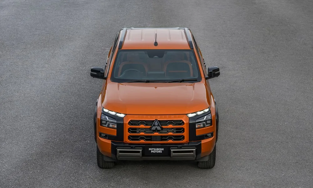 Фото Mitsubishi L200 (2024) — крыша, фото 2. Крыша сверху: остекление, рейлинги и антенна-плавник. Рейлинги рассчитаны на поперечины для бокса или велокреплений Mitsubishi L200 (2024) — крыша, фото 2