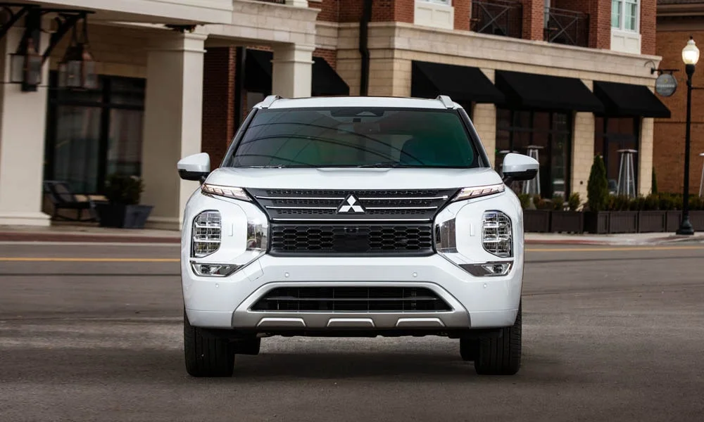 Mitsubishi Outlander (2024) — вид спереди, фото 2