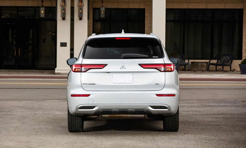 Mitsubishi Outlander (2024) — вид сзади, фото 3
