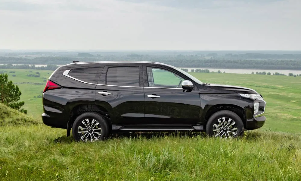 Mitsubishi Pajero Sport — вид сбоку