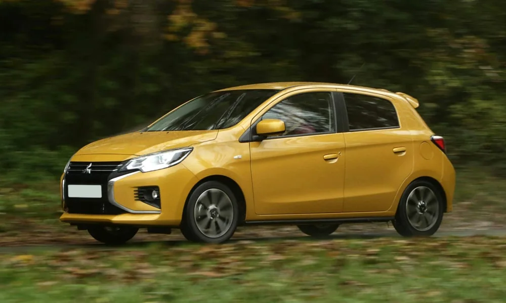 Фото Mitsubishi Space Star — вид спереди, фото 7. Оптика, решётка и бампер — первое впечатление о модели. Рисунок ходовых огней — подпись модели, по нему её узнают в потоке Mitsubishi Space Star — вид спереди, фото 7