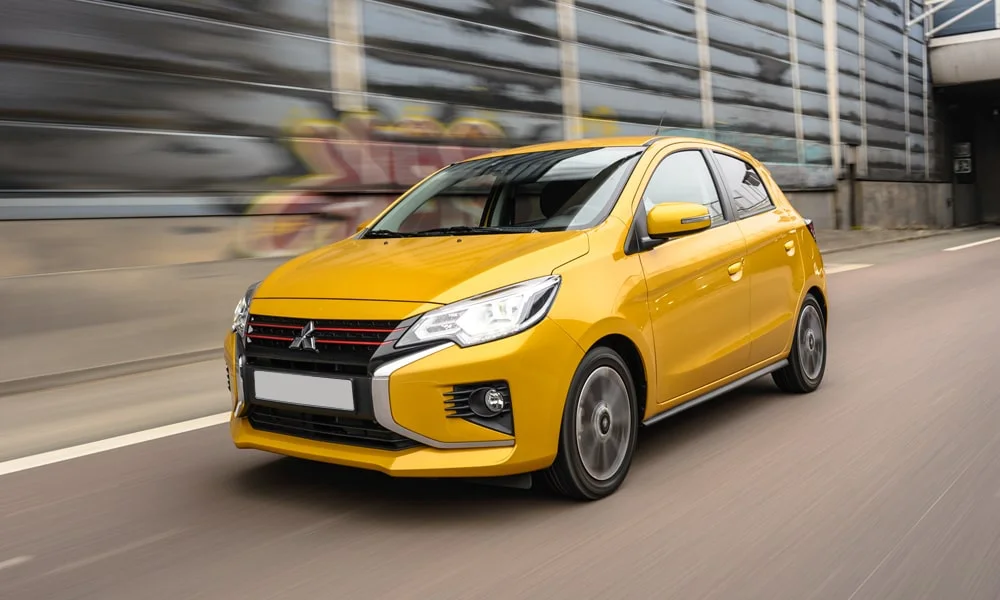Фото Mitsubishi Space Star — вид спереди, фото 9. Анфас: пропорции капота, посадка кузова и графика ходовых огней Mitsubishi Space Star — вид спереди, фото 9
