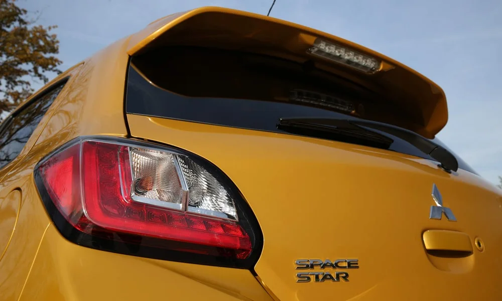 Фото Mitsubishi Space Star — вид сзади, фото 4. Линия крыши, стойки и задняя дверь в жёлтом исполнении Mitsubishi Space Star — вид сзади, фото 4
