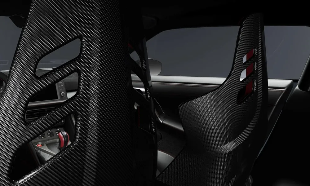 Фото Nissan GT-R — дверная карта. Внутренняя панель двери: сочетание материалов и компоновка управления в тёмной гамме. Решётка динамика в двери — часть штатной акустики Nissan GT-R — дверная карта