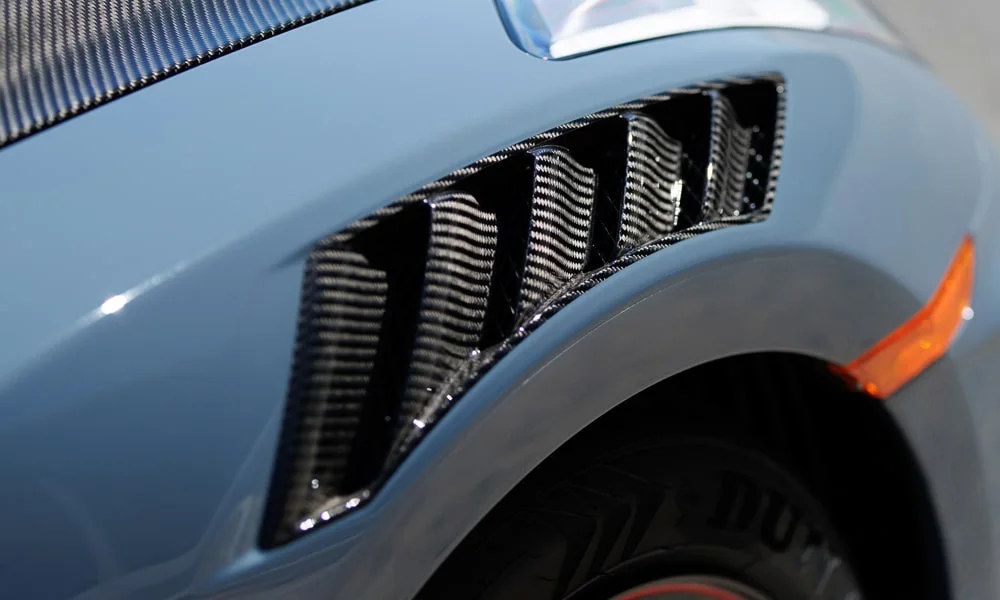Фото Nissan GT-R — деталь кузова. Качество подгонки панелей и окраски крупным планом Nissan GT-R — деталь кузова