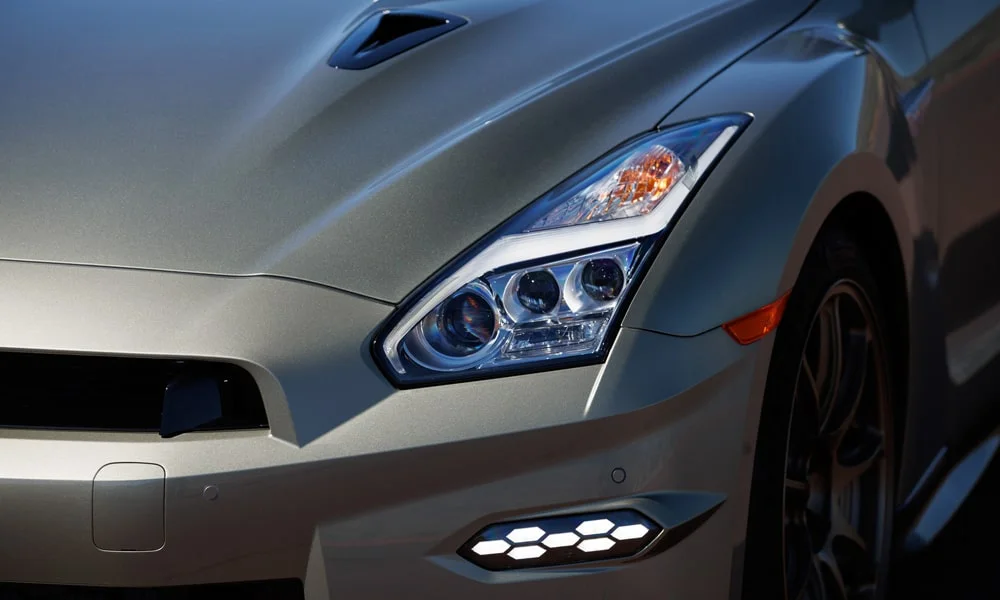 Фото Nissan GT-R — вид спереди, фото 4. Анфас: пропорции капота, посадка кузова и графика ходовых огней. Рисунок ходовых огней — подпись модели, по нему её узнают в потоке Nissan GT-R — вид спереди, фото 4