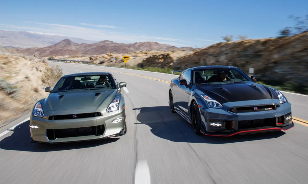 Фото Nissan GT-R — вид спереди, фото 8. Кузов в сером цвете: рисунок оптики и решётки задаёт узнаваемое «лицо» модели Nissan GT-R — вид спереди, фото 8