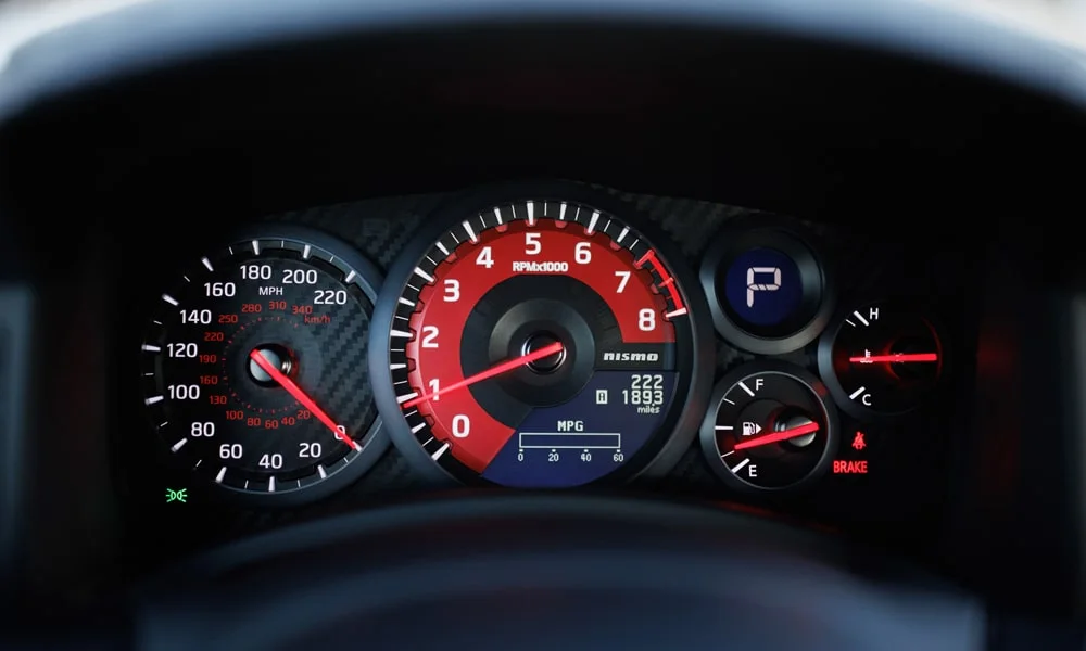 Фото Nissan GT-R — приборная панель. Экран приборов за рулём — вся ходовая информация перед глазами. Компоновка приборов настраивается в меню у большинства версий Nissan GT-R — приборная панель