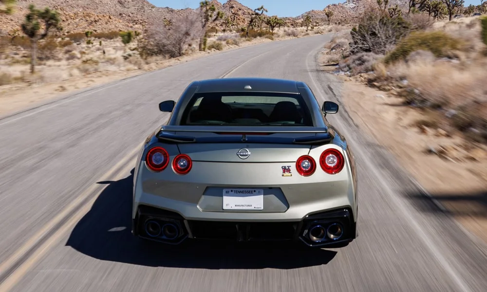 Фото Nissan GT-R — вид сзади, фото 3. Графика фонарей, бампер и оформление пятой двери. Светодиодная полоса или раздельные секции — задняя оптика стала главным украшением кормы Nissan GT-R — вид сзади, фото 3