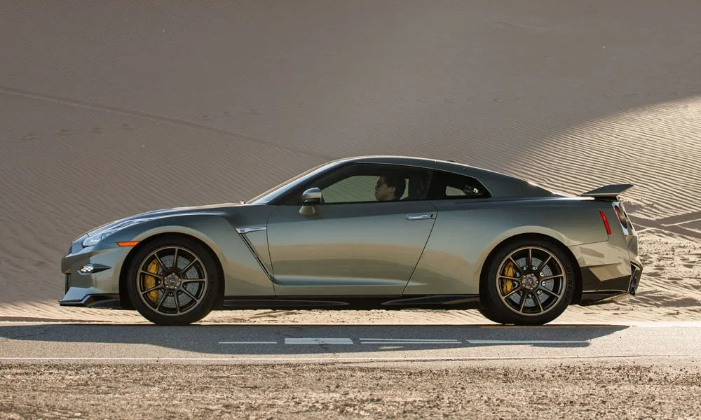 Nissan GT-R — вид сбоку