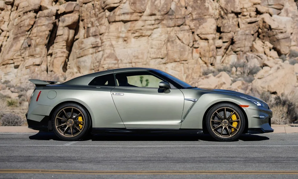 Nissan GT-R — вид сбоку, фото 2