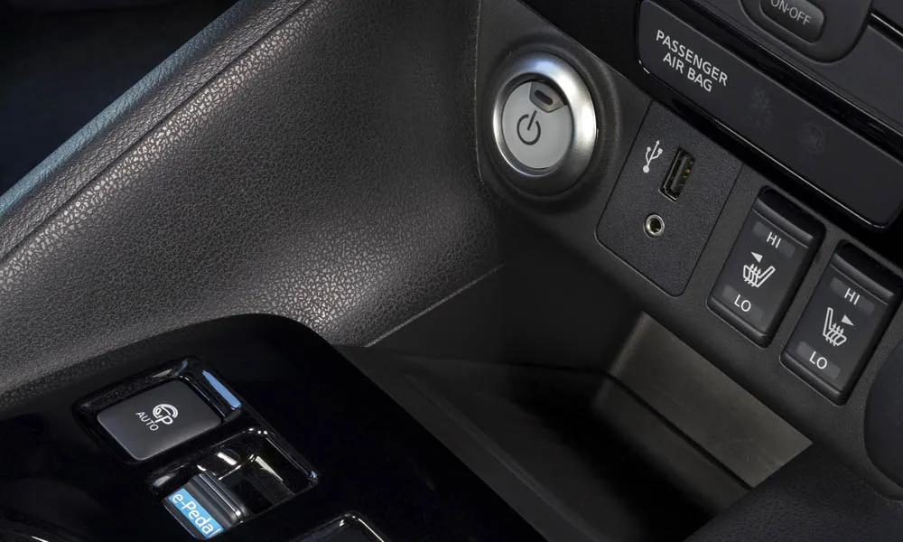 Фото Nissan Leaf — кнопки управления, фото 3. Кнопки и переключатели: физическое управление частыми функциями. Физические клавиши быстрее сенсорных меню — важно в движении Nissan Leaf — кнопки управления, фото 3