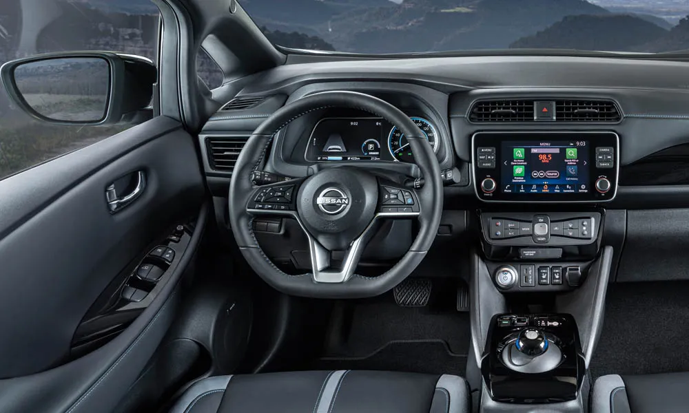 Фото Nissan Leaf — передняя панель. Компоновка экранов, дефлекторов и консоли. Мягкие материалы верхнего яруса и вставки задают уровень интерьера Nissan Leaf — передняя панель