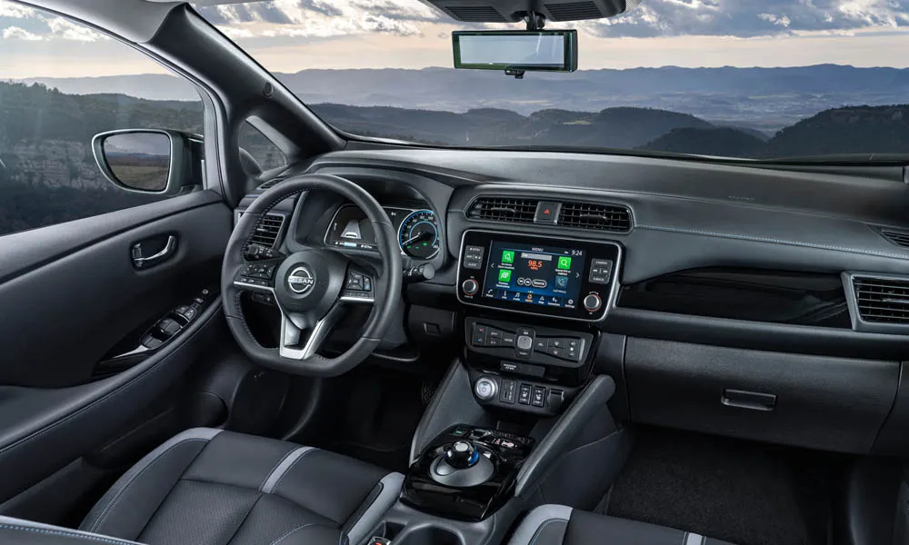Фото Nissan Leaf — передняя панель, фото 3. Компоновка экранов, дефлекторов и консоли. Минимум физических кнопок — ставка на экранное управление Nissan Leaf — передняя панель, фото 3