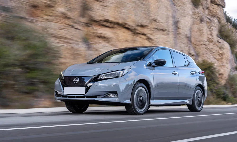 Фото Nissan Leaf — вид спереди, фото 9. Оптика, решётка и бампер — первое впечатление о модели. Дневные ходовые огни включаются автоматически с запуском Nissan Leaf — вид спереди, фото 9
