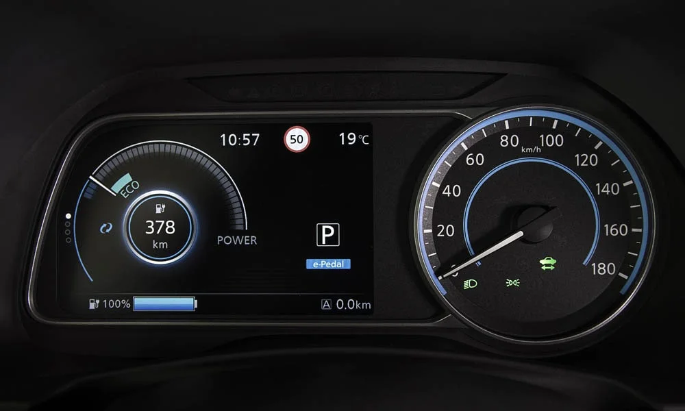 Фото Nissan Leaf — приборная панель. Скорость, запас хода и подсказки ассистентов перед глазами Nissan Leaf — приборная панель