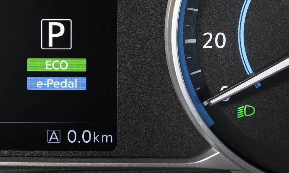 Фото Nissan Leaf — приборная панель, фото 2. Скорость, запас хода и подсказки ассистентов перед глазами. Компоновка приборов настраивается в меню у большинства версий Nissan Leaf — приборная панель, фото 2