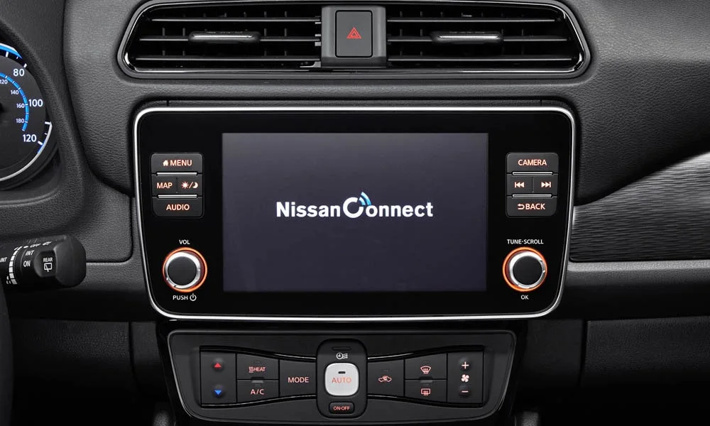 Фото Nissan Leaf — экран мультимедиа. Интерфейс медиасистемы крупным планом. Поддержка смартфонов и обновления «по воздуху» — ключевые вопросы к медиасистеме; наличие русификации уточняйте у дилера Nissan Leaf — экран мультимедиа