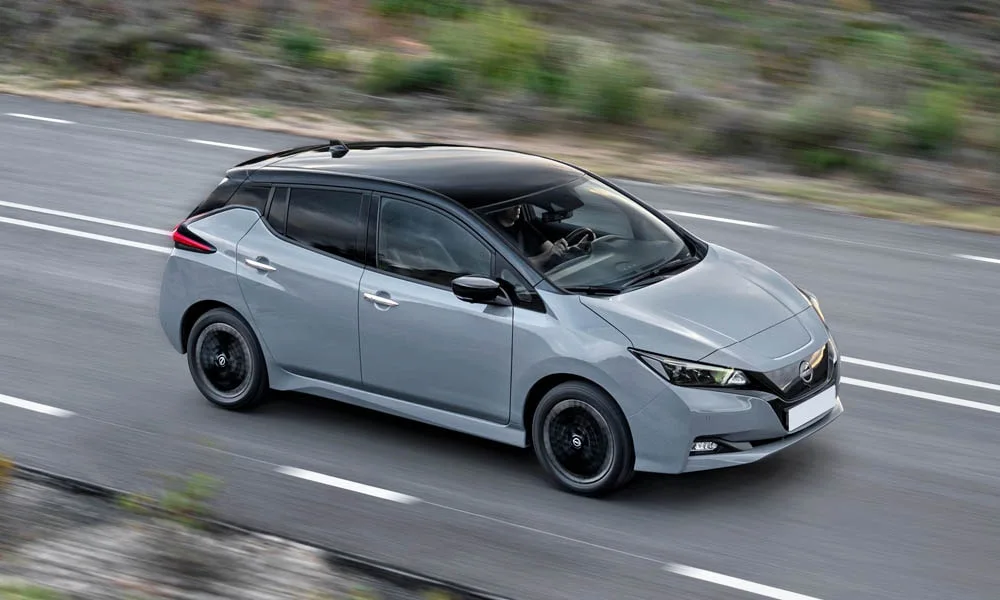 Фото Nissan Leaf — крыша, фото 2. Крыша сверху: остекление, рейлинги и антенна-плавник. Рейлинги рассчитаны на поперечины для бокса или велокреплений Nissan Leaf — крыша, фото 2