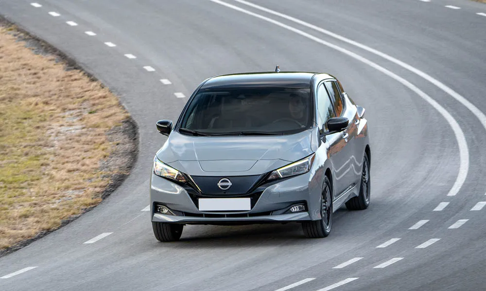 Фото Nissan Leaf — крыша, фото 3. Линия крыши и панорамное остекление с высоты. Панорамное стекло зрительно увеличивает салон; шторка спасает в жару Nissan Leaf — крыша, фото 3