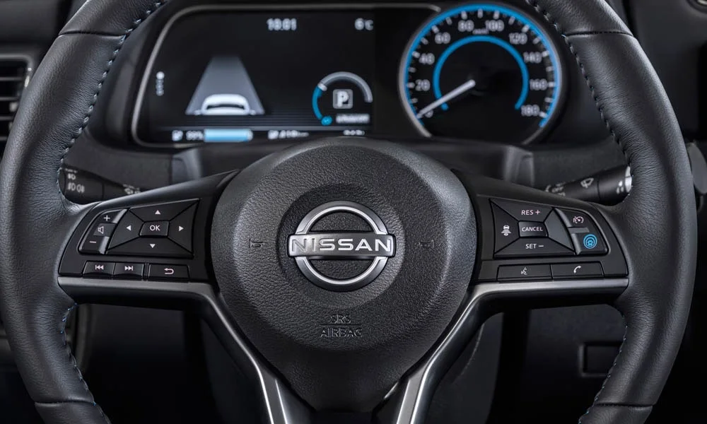 Фото Nissan Leaf — руль, фото 2. Обшивка обода и компоновка спиц крупным планом. Обогрев обода — опция, которую оценят зимой Nissan Leaf — руль, фото 2
