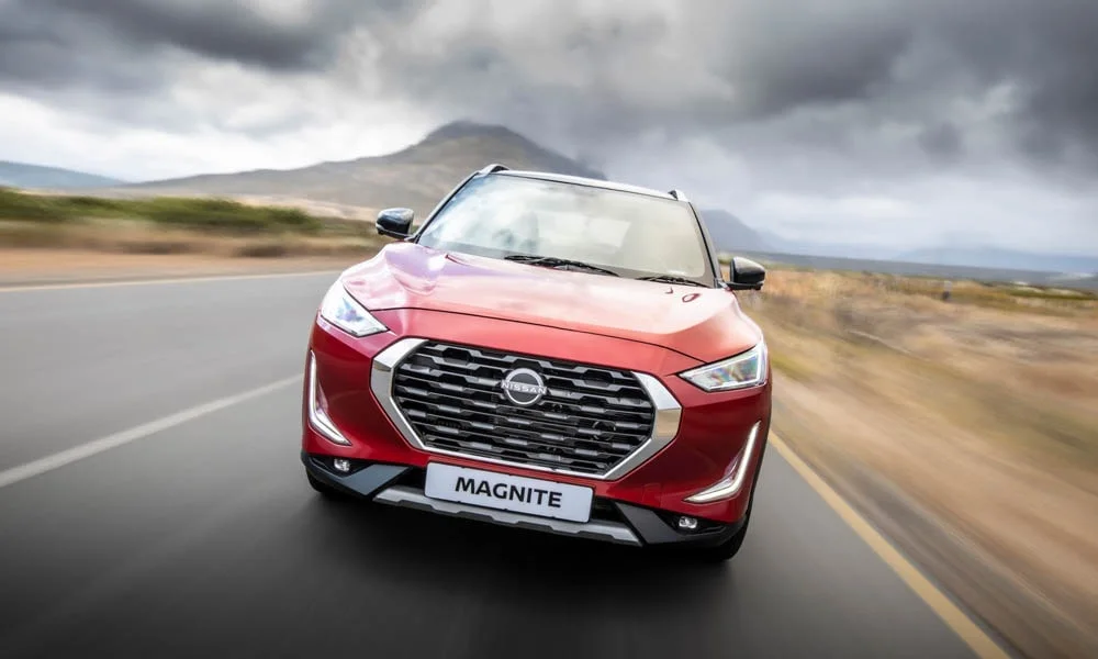 Фото Nissan Magnite (2024) — вид спереди, фото 4. Красный кузов, строгая симметрия оптики — базовый ракурс знакомства с дизайном. Дневные ходовые огни включаются автоматически с запуском Nissan Magnite (2024) — вид спереди, фото 4
