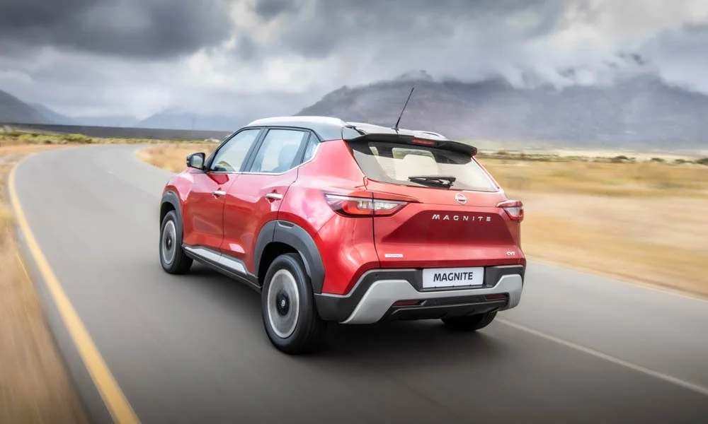 Фото Nissan Magnite (2024) — вид сзади, фото 4. Линия крыши, стойки и задняя дверь в красном исполнении. Светодиодная полоса или раздельные секции — задняя оптика стала главным украшением кормы Nissan Magnite (2024) — вид сзади, фото 4