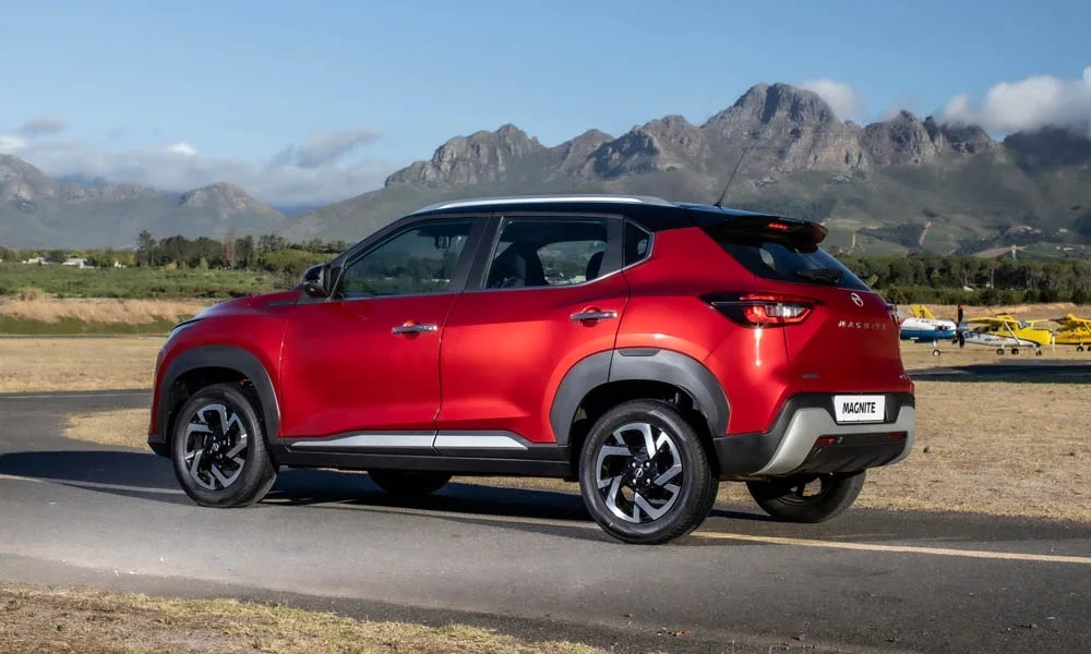 Фото Nissan Magnite (2024) — вид сзади, фото 5. Графика фонарей, бампер и оформление пятой двери. Светодиодная полоса или раздельные секции — задняя оптика стала главным украшением кормы Nissan Magnite (2024) — вид сзади, фото 5