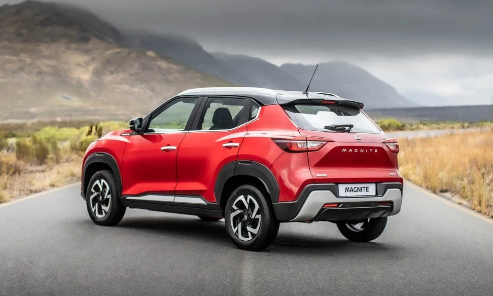 Фото Nissan Magnite (2024) — вид сзади, фото 6. Графика фонарей, бампер и оформление пятой двери. Светодиодная полоса или раздельные секции — задняя оптика стала главным украшением кормы Nissan Magnite (2024) — вид сзади, фото 6