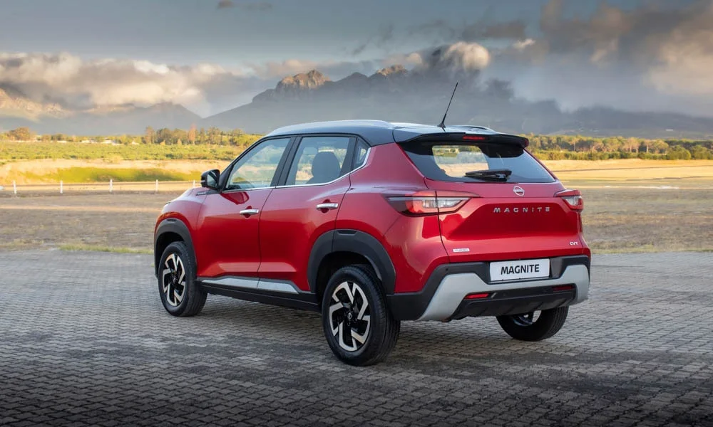 Фото Nissan Magnite (2024) — вид сзади, фото 7. Корма в красном цвете: графика фонарей и пластика пятой двери. Насадки выхлопа или их имитация внизу бампера различают версии Nissan Magnite (2024) — вид сзади, фото 7