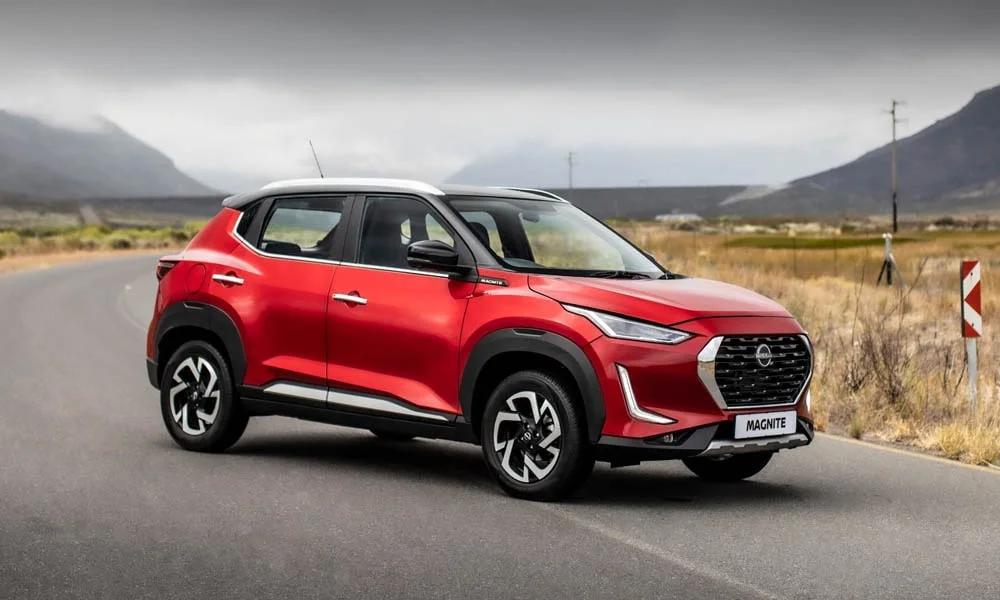 Фото Nissan Magnite (2024) — вид сбоку. Красный кузов в профиль — пропорции, высота посадки и дизайн дисков. Длинная база — простор второго ряда; короткие свесы упрощают парковку Nissan Magnite (2024) — вид сбоку