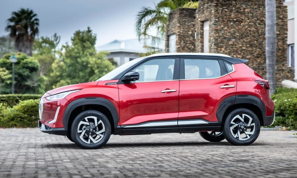 Фото Nissan Magnite (2024) — вид сбоку, фото 2. Красный кузов в профиль — пропорции, высота посадки и дизайн дисков. Длинная база — простор второго ряда; короткие свесы упрощают парковку Nissan Magnite (2024) — вид сбоку, фото 2