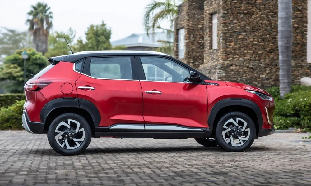 Фото Nissan Magnite (2024) — вид сбоку, фото 3. Профиль в красном цвете: соотношение колёсной базы и свесов. Длинная база — простор второго ряда; короткие свесы упрощают парковку Nissan Magnite (2024) — вид сбоку, фото 3