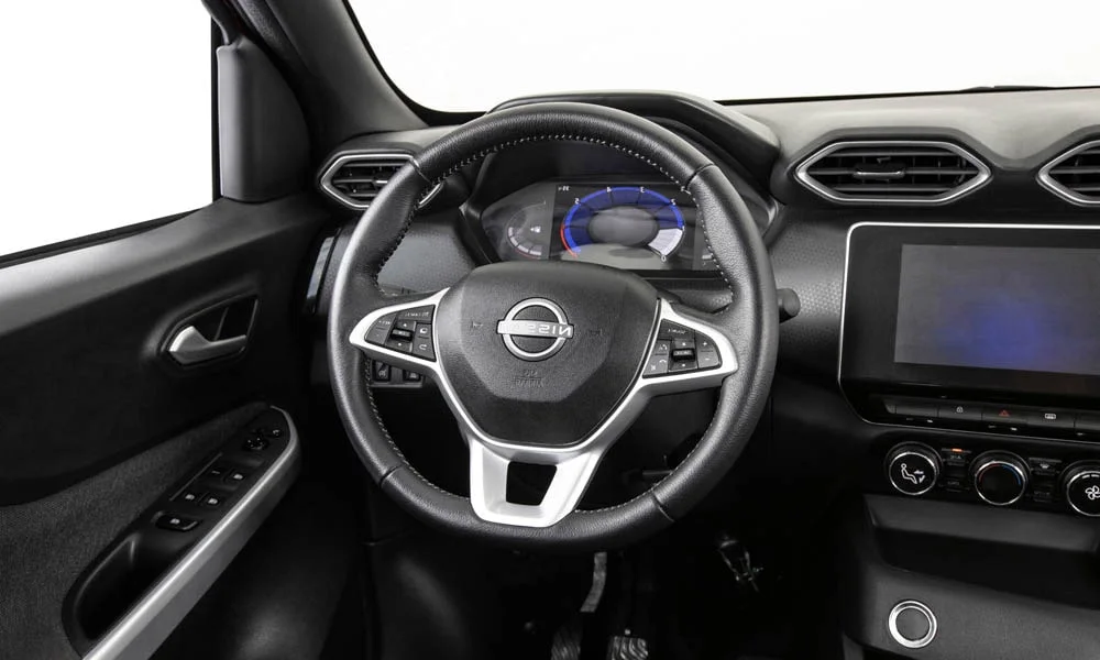 Фото Nissan Magnite (2024) — руль. Обшивка обода и компоновка спиц крупным планом. Клавиши на спицах управляют медиа, круизом и ассистентами — руки остаются на руле Nissan Magnite (2024) — руль