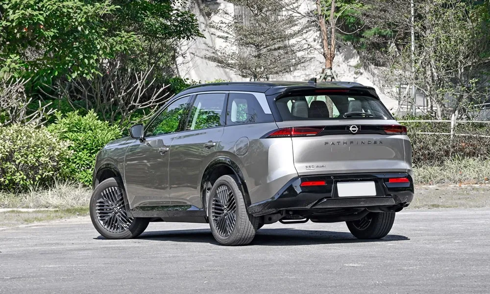Nissan Pathfinder (2022) — вид сзади, фото 3