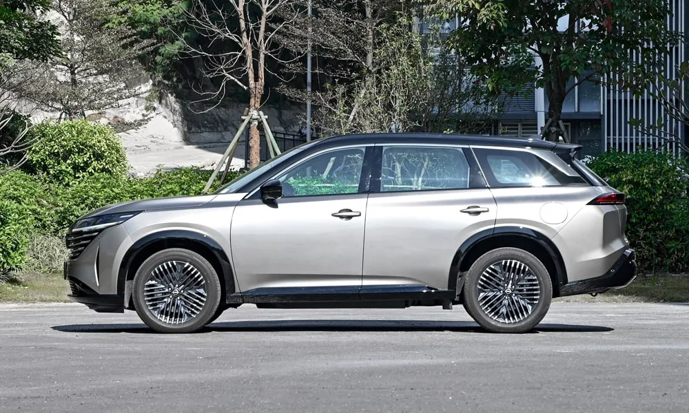 Nissan Pathfinder (2022) — вид сбоку