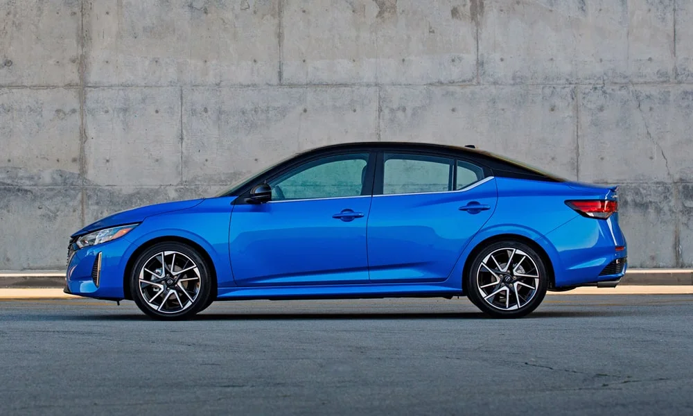 Nissan Sentra — вид сбоку
