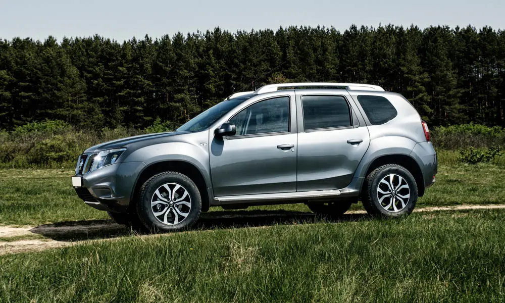 Nissan Terrano — вид сбоку