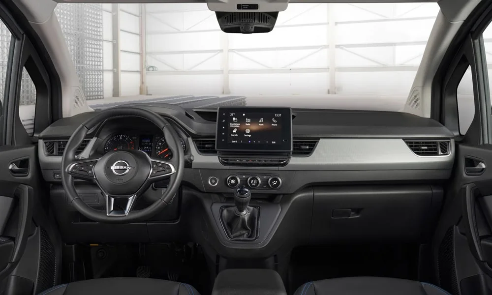 Фото Nissan Townstar — передняя панель. Компоновка экранов, дефлекторов и консоли. Минимум физических кнопок — ставка на экранное управление Nissan Townstar — передняя панель