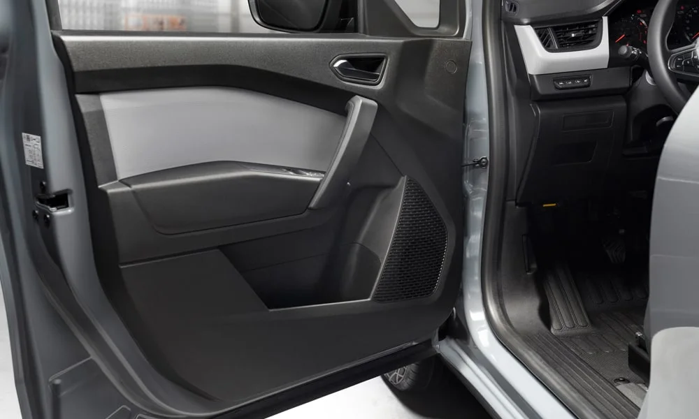 Фото Nissan Townstar — дверная карта. Подлокотник, динамик и блок стеклоподъёмников Nissan Townstar — дверная карта